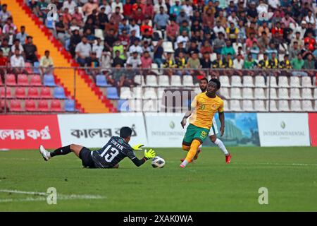 Australischer Stürmer Nestory Irankunda (R) Bangladeschischer Torhüter Mitul Marma (L) im zweiten Legspiel der Qualifikation zur FIFA Fussball-Weltmeisterschaft Stockfoto