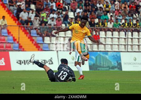 Australischer Stürmer Nestory Irankunda (R) Bangladeschischer Torhüter Mitul Marma (L) im zweiten Legspiel der Qualifikation zur FIFA Fussball-Weltmeisterschaft Stockfoto