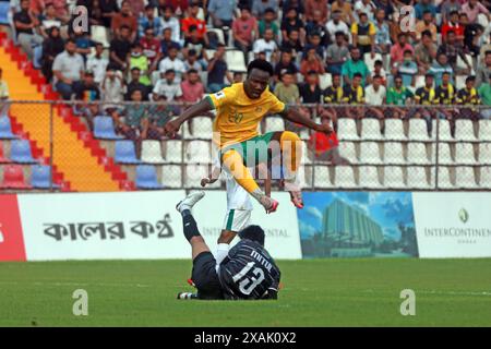 Australischer Stürmer Nestory Irankunda (R) Bangladeschischer Torhüter Mitul Marma (L) im zweiten Legspiel der Qualifikation zur FIFA Fussball-Weltmeisterschaft Stockfoto