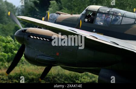 Britischer Avro Lancaster schwerer viermotoriger Bomber, der in Ost-Kirkby, Lincolnshire, steuert. Stockfoto