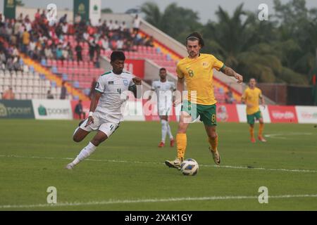 Der Bangladeschische Verteidiger Topu Barman und der australische Mittelfeldspieler Connor Metcalfe im zweiten Legspiel der FIFA-WM-Qualifikation in den Bashun Stockfoto