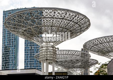 Adresse Beach Resort, riesige Platten als Dekoration in Ain Dubai, Dubai Eye, Ferris Wheel, Bluewaters Island, Dubai, Vereinigte Arabische Emirate, Asien Stockfoto