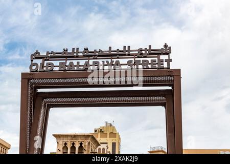 Old Baladiya Street, Eingang zum Gewürz- und Gold-Souk, berühmte Basar-Einkaufsstraße, Deira-Viertel, Dubai, Vereinigte Arabische Emirate, Naher Osten, Asien Stockfoto