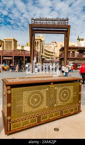 Mandoos, dekorierte Schatzkiste, Old Baladiya Street, Eingang zum Gewürz- und Gold-Souk, berühmte Basar Einkaufsstraße, Deira Viertel, Dubai, Vereinigte Arabische Emirate, Naher Osten, Asien Stockfoto