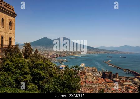 Der Golf von neapel mit Blick auf den vesuv, fotografiert von der Terrasse des Gutshauses von san martino in neapel Stockfoto