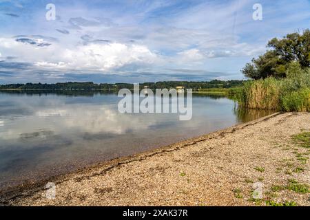 Strand am Simssee bei Bad Endorf, Bayern, Deutschland Stockfoto