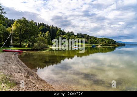 Strand am Simssee bei Bad Endorf, Bayern, Deutschland Stockfoto