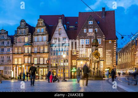 Bremens Roland-Statue auf dem Marktplatz in der Abenddämmerung, Freie Hansestadt Bremen, Deutschland, Europa Stockfoto