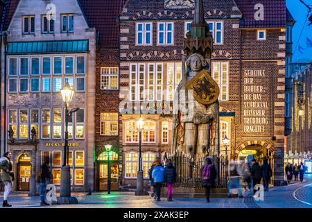 Bremens Roland-Statue auf dem Marktplatz in der Abenddämmerung, Freie Hansestadt Bremen, Deutschland, Europa Stockfoto