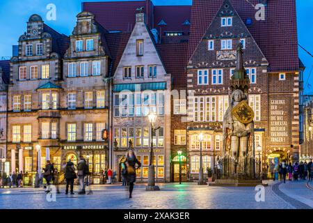 Bremens Roland-Statue auf dem Marktplatz in der Abenddämmerung, Freie Hansestadt Bremen, Deutschland, Europa Stockfoto