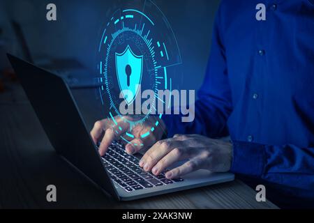 Sicherer Zugriff und Schutz von Online-Daten. Datenschutz und Cybersicherheit im Internet für E-Mail und Kreditkarte. Datenverschlüsselung mit Kennwort. Person uns Stockfoto