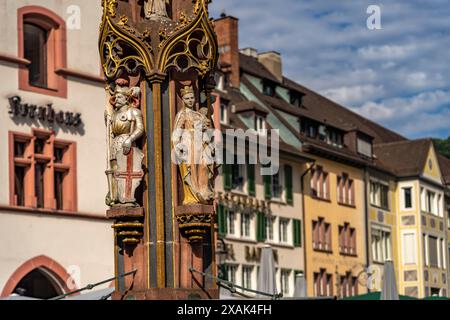 Fischbrunnen am Münsterplatz, Freiburg im Breisgau, Schwarzwald, Baden-Württemberg, Deutschland Stockfoto