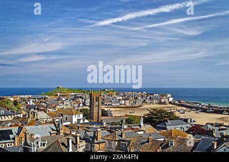 UK, Cornwall, Blick auf St Ives Town und Hafen. Stockfoto