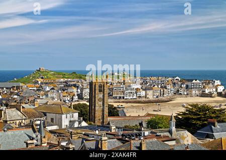 UK, Cornwall, Blick auf St Ives Town und Hafen. Stockfoto