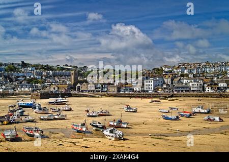 Großbritannien, Cornwall, St. Ives Harbour mit Blick auf das Stadtzentrum. Stockfoto