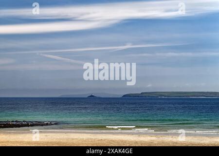 Großbritannien, Cornwall, St Ives Harbour Beach mit Blick auf Godrevy Island und Gwithian. Stockfoto