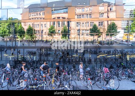 Fahrräder parken vor der reflektierenden Fassade der Universitätsbibliothek Freiburg im Breisgau, Schwarzwald, Baden-Württemberg Stockfoto