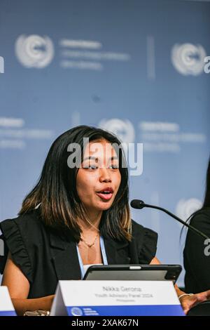 Bonn, Deutschland, Deutschland. Juni 2024. NIKKA GERONA, Jugendbeirat 2024 der Philippinen und Mitglied des AKTIONSTAGES ZUR KLIMAANPASSUNG DER JUGEND 2024 spricht auf einer Werbepressekonferenz während der ersten Woche der SB60-Konferenz zum Klimawandel. Der Aktionstag ist als globale Initiative geplant, um Kinder in der ganzen Welt am 12. Oktober zu vereinen. Die SB 60 ist der Vorreiter. Vorbereitungen für die COP29-Veranstaltung, die im November dieses Jahres in Baku, Aserbaidschan, stattfinden wird. (Kreditbild: © Bianca Otero/ZUMA Press Wire) NUR REDAKTIONELLE VERWENDUNG! Nicht für kommerzielle ZWECKE! Stockfoto