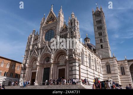 SIENA, ITALIEN - 23. SEPTEMBER 2023 - Portal der berühmten Kathedrale von Siena, Italien Stockfoto