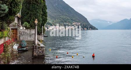 Blick auf Fiumelatte am Comer See, aus Varenna, Italien Stockfoto