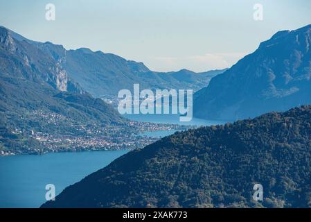 Herrlicher Blick auf den Comer See und Mandello del Lario, vom Monte Crocione aus gesehen, Italien Stockfoto