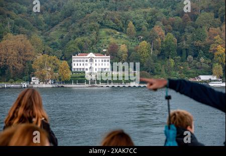 TREMEZZO, ITALIEN - 2. OKTOBER 2023 - Touristen auf einem Boot genießen den Blick auf die berühmte Villa Carlotta am Comer See, Italien Stockfoto