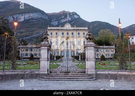 TREMEZZO, ITALIEN - 3. OKTOBER 2023 - Villa Sola Cabiati am Comer See am Abend, Italien Stockfoto