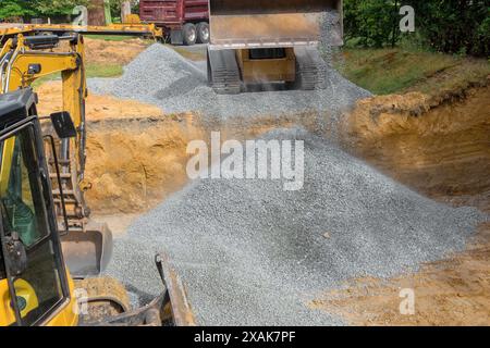 Unregelmäßigkeiten auf der Baustelle werden vor dem Bau des Betonfundaments mit Granitschutt gefüllt Stockfoto