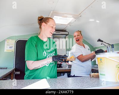 Bonn, Deutschland, Deutschland. Juni 2024. Vegane Hotdog-Anbieter lachen und lächeln während der ersten Woche der SB60-Konferenz zum Klimawandel kostenlos vegane Hunde. Vorbereitungen für die COP29-Veranstaltung, die im November dieses Jahres in Baku (Aserbaidschan) stattfinden wird. (Kreditbild: © Bianca Otero/ZUMA Press Wire) NUR REDAKTIONELLE VERWENDUNG! Nicht für kommerzielle ZWECKE! Stockfoto