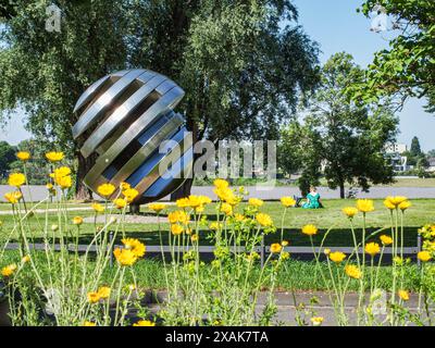 Bonn, Deutschland, Deutschland. Juni 2024. Eine Kugelmetallskulptur am Rheinufer im Frühjahr in Bonn. (Kreditbild: © Bianca Otero/ZUMA Press Wire) NUR REDAKTIONELLE VERWENDUNG! Nicht für kommerzielle ZWECKE! Stockfoto