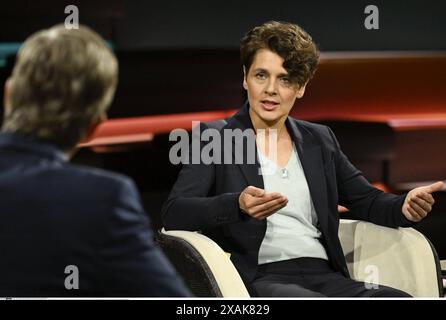 Anna Lehmann Journalistin 06/24 Anna Lehmann mit Markus Lanz am 4. Juni 2024 in Markus Lanz , ZDF TV Fernsehen Talkshow Talkshow Talkshow Deutschland deutsch deutsche Frau Journalismus taz Journalistin quer halb sitzend sprechend gestikuliert *** Anna Lehmann Journalistin 06 24 Ihre Anna Lehmann mit Markus Lanz am 4. Juni 2024 in Markus Lanz , ZDF TV Talkshow Talkshow Deutschland deutscher Journalismus Taz deutscher Journalismus Journalistin Kreuz halb sitzend sprechend gestikulierend Stockfoto