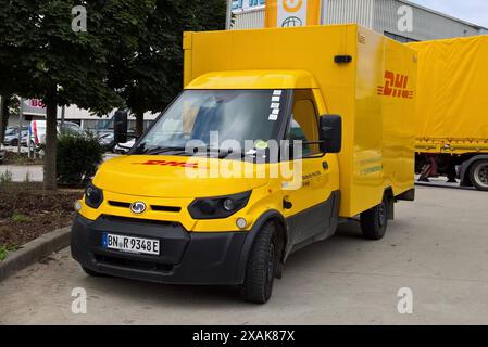 DHL Group – Deutsche Post, Streetscooter eAuto, Paketzustellung. Die elektrischen Kleintransporter galten als große Innovation auf dem Liefermarkt, nun könnte ihr Ende bevorstehen, denn das Land NRW hat eine millionenschwere Bürgschaft für den Streetscooter abgelehnt. Für Streetscooter, vorrangig von der Deutschen Post und dem Paket-Lieferdienst DHL eingesetzt, war der Elektro-Lieferwagen zunächst ein Erfolg. Wie das Unternehmen Anfang 2024 bekannt gab, wollte Prof. Dr. Günther Schuh mit seinem neuen Unternehmen E. Volution das Projekt erneut übernehmen. Der Hochschul-Professor der RWTH Aachen Stockfoto