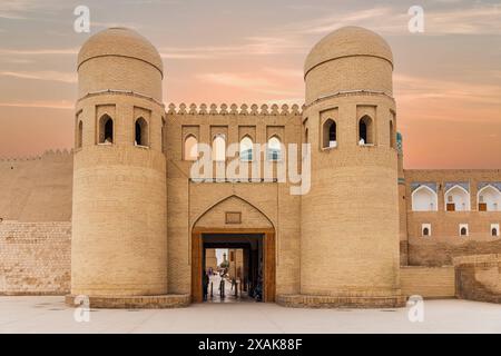 Tor von Itchan Kala, die ummauerte Innenstadt der Stadt Chiwa, Usbekistan Tor von Itchan Kala, die ummauerte Innenstadt der Stadt Chiwa Chiwa Usbe Stockfoto