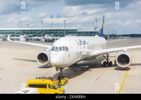 MÜNCHEN, DEUTSCHLAND - 2. JUNI: Lufthansa Airbus beeing zog am 2. Juni 2024 in München zum Gate am Flughafen München Lufthansa Airbus A350-900 Ma Stockfoto