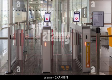 MÜNCHEN, DEUTSCHLAND - 2. JUNI 2024: Neues biometrisches Boarding Gate am Flughafen München Neues biometrisches Boarding Gate am Flughafen München *** MÜNCHEN Stockfoto