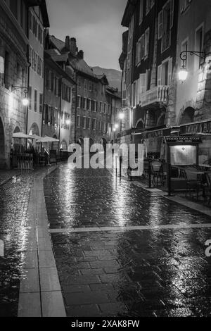 Eine nasse Nacht auf der Rue Sainte-Claire, Annecy, Frankreich Stockfoto