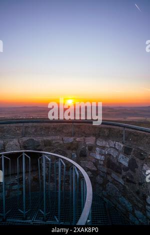 Burgruine Desenberg in der Warburg Börde bei Sonnenaufgang im Sommer, Mauern und Geländer im Vordergrund, Warburg, Landkreis Höxter, Nordrhein-Westfalen, Deutschland Stockfoto