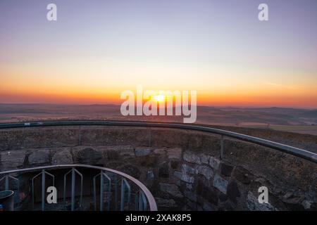 Burgruine Desenberg in der Warburg Börde bei Sonnenaufgang im Sommer, Mauern und Geländer im Vordergrund, Warburg, Landkreis Höxter, Nordrhein-Westfalen, Deutschland Stockfoto