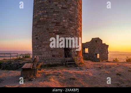 Burg Desenberg in der Warburg Börde bei Sonnenaufgang im Sommer, Warburg, Landkreis Höxter, Nordrhein-Westfalen Stockfoto