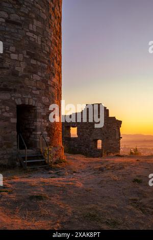 Burg Desenberg in der Warburg Börde bei Sonnenaufgang im Sommer, Warburg, Landkreis Höxter, Nordrhein-Westfalen Stockfoto