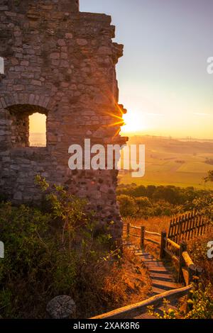 Sonnenaufgang auf der Ruine von Schloss Desenberg bei Warburg, Blick auf die Treppe, die zur Burg führt, Bezirk Höxter, Nordrhein-Westfalen Stockfoto