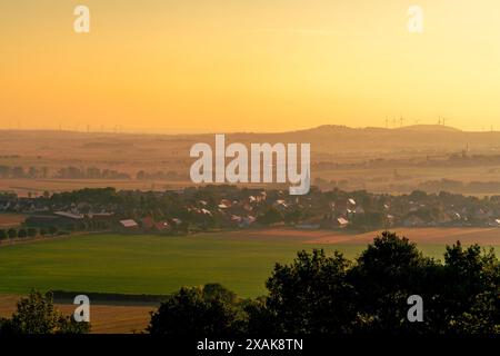 Blick auf die Warburger Landschaft in Richtung des Dorfes Rösbeck an einem Sommermorgen bei Sonnenaufgang, Landkreis Höxter, Nordrhein-Westfalen, Deutschland Stockfoto