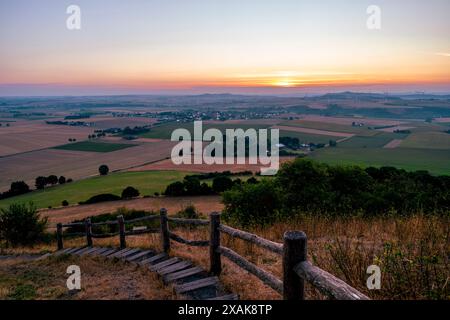 Sonnenaufgang auf der Ruine von Schloss Desenberg bei Warburg, Blick auf die Treppe, die zur Burg führt, Bezirk Höxter, Nordrhein-Westfalen Stockfoto