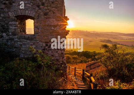 Sonnenaufgang auf der Ruine von Schloss Desenberg bei Warburg, Blick auf die Treppe, die zur Burg führt, Bezirk Höxter, Nordrhein-Westfalen Stockfoto