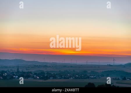 Blick auf die Warburger Landschaft in Richtung des Dorfes Rösbeck an einem Sommermorgen bei Sonnenaufgang, Landkreis Höxter, Nordrhein-Westfalen, Deutschland Stockfoto