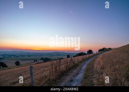 Wanderweg zur Burgruine Desenberg vor Sonnenaufgang im Sommer, Warburger Börde, Warburg, Bezirk Höxter, Nordrhein-Westfalen, Deutschland Stockfoto