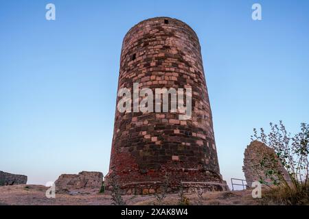 Burg Desenberg in der Warburg Börde bei Sonnenaufgang im Sommer, Warburg, Landkreis Höxter, Nordrhein-Westfalen Stockfoto