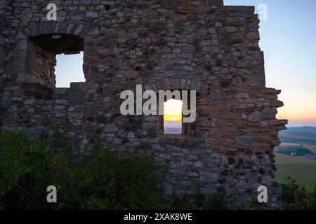 Mauern der Burgruine Desenberg in der Warburger Börde, Warburg, Landkreis Höxter, Nordrhein-Westfalen Stockfoto