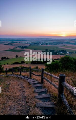 Sonnenaufgang auf der Ruine von Schloss Desenberg bei Warburg, Blick auf die Treppe, die zur Burg führt, Bezirk Höxter, Nordrhein-Westfalen Stockfoto