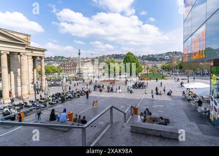 Europa, Deutschland, Baden-Württemberg, Stuttgart, Schlossplatz, Blick über die Treppe am Cube auf den Schlossplatz und das neue Schloss Stockfoto